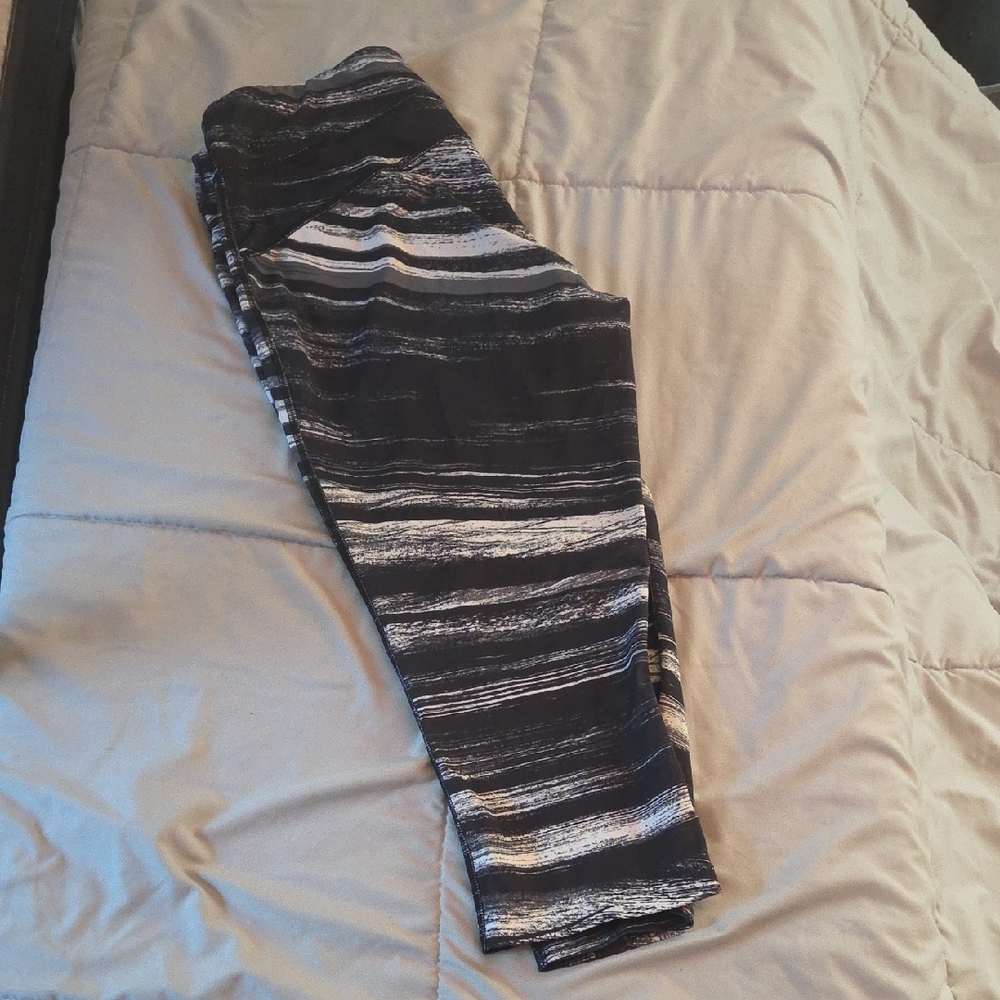 Xersion Black and White Striped Leggings